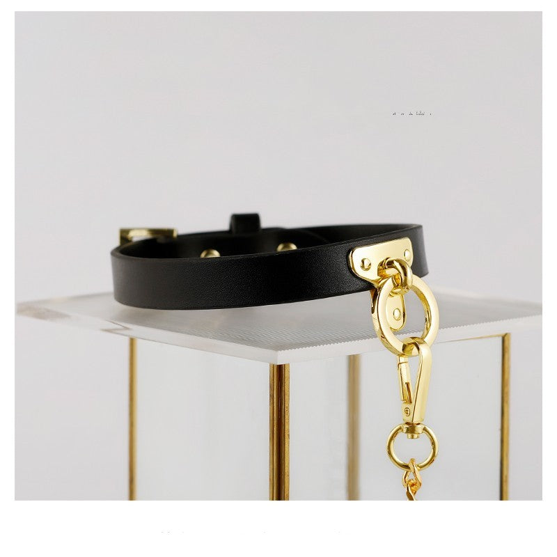 Collier “Slave Chain” – cuir et laisse dorée