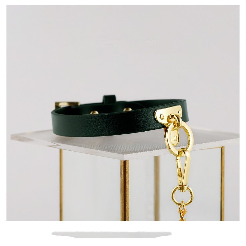 Collier “Slave Chain” – cuir et laisse dorée