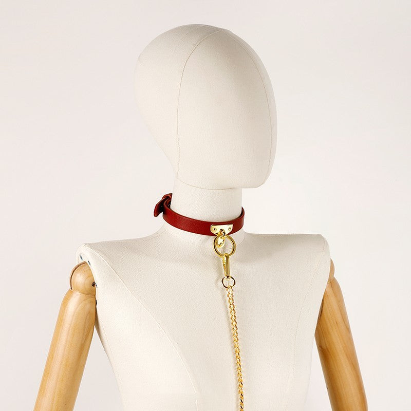 Collier “Slave Chain” – cuir et laisse dorée