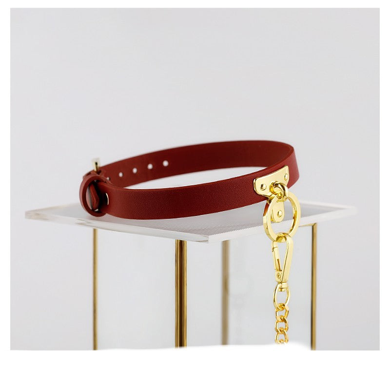 Collier “Slave Chain” – cuir et laisse dorée