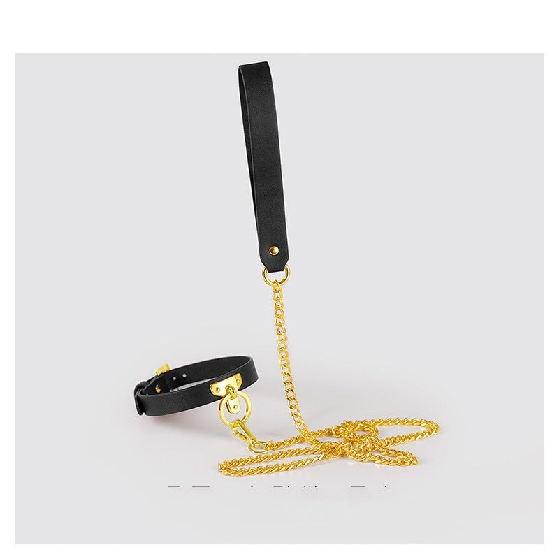 Collier “Slave Chain” – cuir et laisse dorée