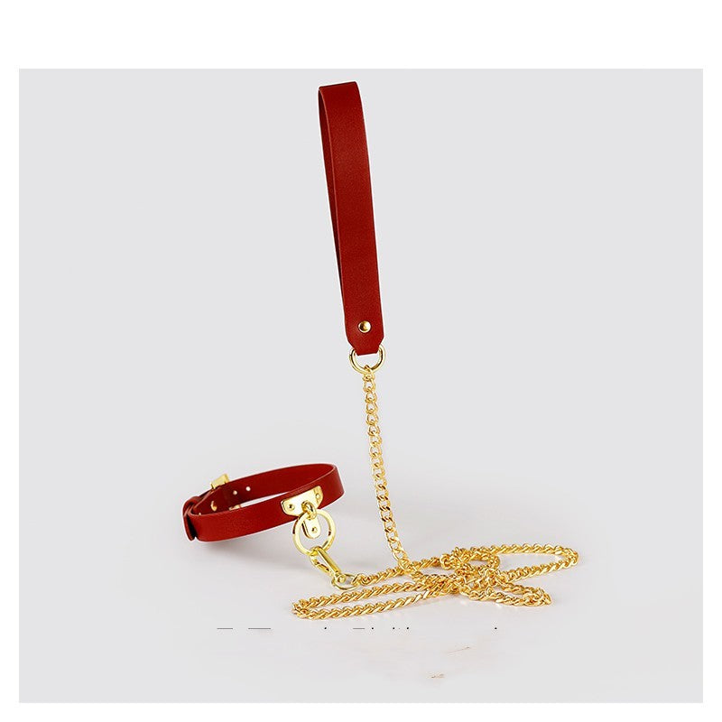 Collier “Slave Chain” – cuir et laisse dorée
