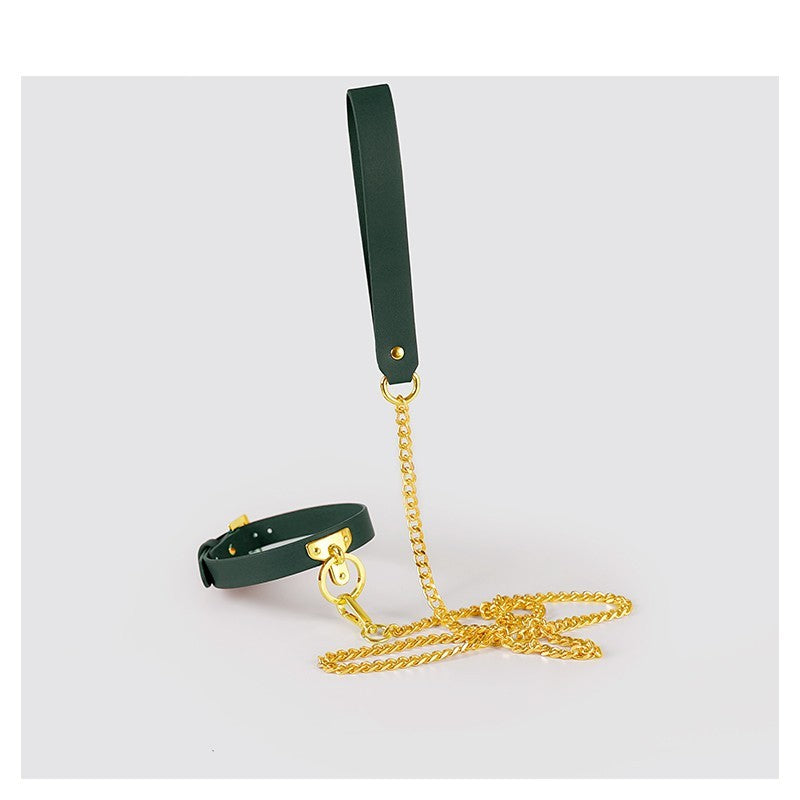 Collier “Slave Chain” – cuir et laisse dorée